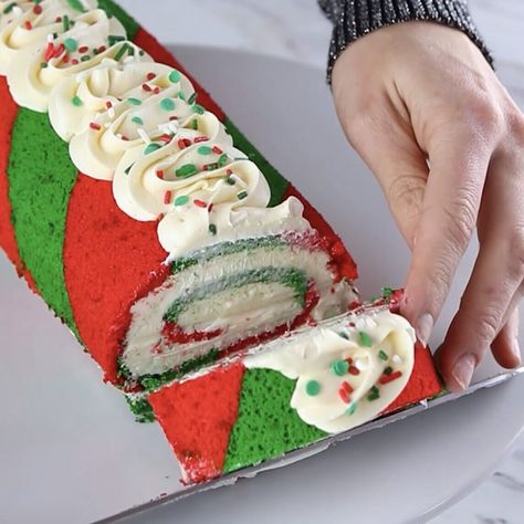 Cake Roll Christmas, Christmas Cake Roll, Christmas Themed Cake, Cake Roll Recipes, Christmas Cupcakes, Christmas Snacks, T Love, Christmas Cooking, Cake Roll