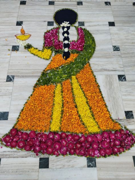 Simple Rangoli With Flowers Petals, Rangoli From Flower Petals, Batukamma Decoration, Rangoli For Lakshmi Pooja, Rangoli With Flowers Petals, Rangoli Designs With Flowers Petals, Flower Rangoli Designs Simple, Petals Rangoli, Vegetable Arrangements