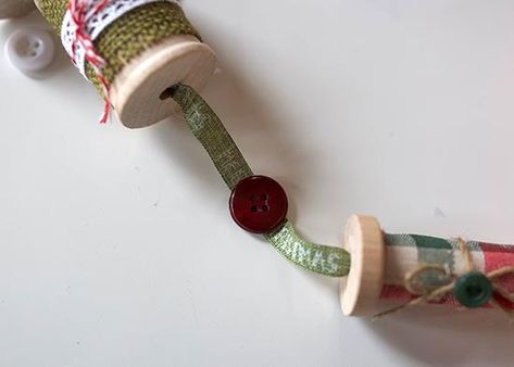 Homespun Christmas, Easy Deck, Getting Rid Of Mice, Diy Christmas Garland, Festival Diy, Wooden Spools, Diy Garland, Factory Direct Craft, Glue Sticks