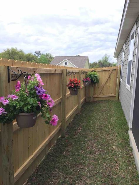 Fence With Flowers, Side Yard Landscaping, Small Fence, Fence Landscaping, Fence Decor, Home Landscaping, Garden Yard Ideas, Fence Ideas, Backyard Garden Design