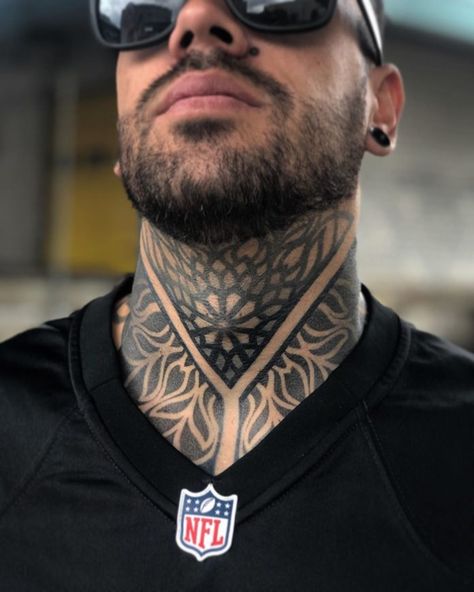 Tatouage Cou pour Homme (100 photos) Geometric Throat Tattoo, Geometric Tattoo Neck, Front Neck Tattoo, Best Neck Tattoos, Small Neck Tattoos, Throat Tattoo, Neck Tattoo For Guys, Nordic Tattoo, Neck Tattoos