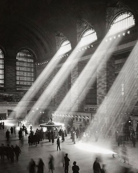 𝟏𝟗𝟑𝟎, 𝐆𝐫𝐚𝐧𝐝 𝐂𝐞𝐧𝐭𝐫𝐚𝐥 𝐓𝐞𝐫𝐦𝐢𝐧𝐚𝐥: Sunlight streams through the windows into the concourse. A sight that today is rarer due to the ban on… Roman Bath House, Penn Station, Black And White City, Grand Central Terminal, Grand Central Station, Grand Central, White City, Central Station, City Photography