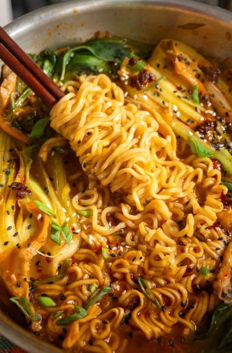 Simple and delicious vegan ramen with a kick, all made in one pot for a hassle-free meal. Perfect for those who love a bit of spice and plant-based goodness. Veggie Ramen, Vegan Ramen Noodle Recipes, Ramen With Veggies, Noodles Aesthetic, Easy Vegan Ramen, Healthy Ramen Recipes Vegetarian, Vegan Ramen Noodle Recipes Soup, Simple Vegan Ramen, Vegetarian Ramen Recipe