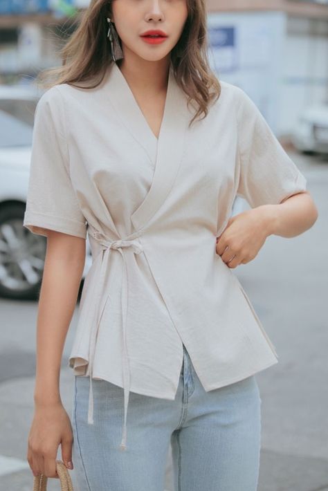 Fashion Tops Blouse Style, Hanbok Top, Blouse Korean Style, Modern Hanbok, Mama Mary, Aesthetic Dress, Dinner Dates, Fashion Top Outfits, Fashion Tops Blouse