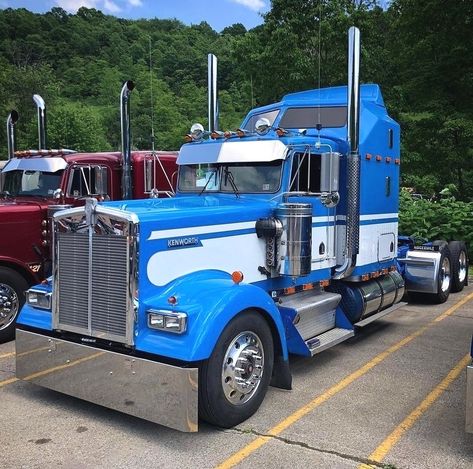 Truckers USA on Instagram: “💥LIKE AND COMMENT💥 --------- 🔥Tag us @truckers_usa_ on your pics to be featured!🔥 👉 Click the link in bio to see Truck T-Shirts/Hoodies! 👈…” Truck Drivers Usa, Truck Drivers Pictures, Old Peterbilt Trucks, Truck And Truckers, Truck Driver Pictures, Austin Miller, Chris Brown Photos, Truck Dispatcher, Beast Logo