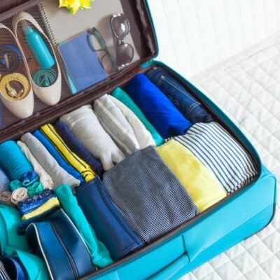 Packing A Suitcase, Suitcase Packing Tips, Pack A Suitcase, Beach Hacks Kids, Packing Hacks Clothes, Vietnam Voyage, Packing Clothes, Carry On Bag Essentials, Suitcase Packing