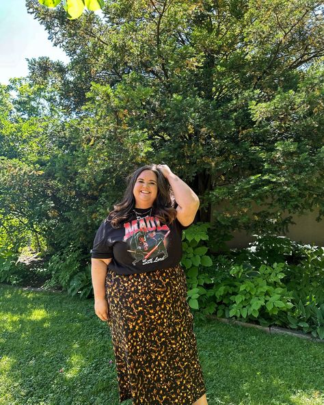 Flirting with dark side. #StarWars #StarWarsFashion #CurvyDisney #PlusSizePrincess #PlusSizeDisneyStyle #CurvyAndConfident #PlusSizeAdventures #PlusSizeFashion #PlusSizeStyle Plus Size Cheetah Skirt, Plus Size Tshirt Outfits, Long Skirts Summer, Long Skirt Looks, Aussie Style, Plus Size Tshirt, Healing Symbols, Grunge Clothes, Long Skirt Summer