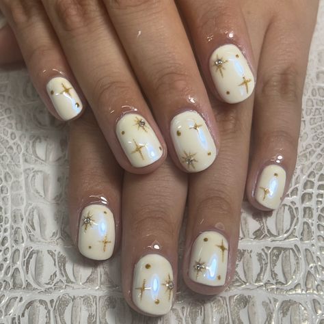 Luna Lovegood Nails, Yellow Star Nails, Twinkle Star Nails, Eclipse Nails, Twinkle Nails, Iconic Nails, White Nails With Gold, Star Nail Designs, Star Nail