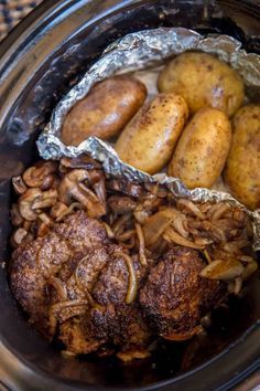 Slow Cooker Salisbury Steak WITH mashed potatoes cooked in the same crock pot! Quick Slow Cooker Meals, Steak And Mashed Potatoes, Crock Recipes, Recipes Hamburger, Slow Cooker Salisbury Steak, Swiss Steak, Salisbury Steak Recipes, Crockpot Ideas, Pot Recipes Easy