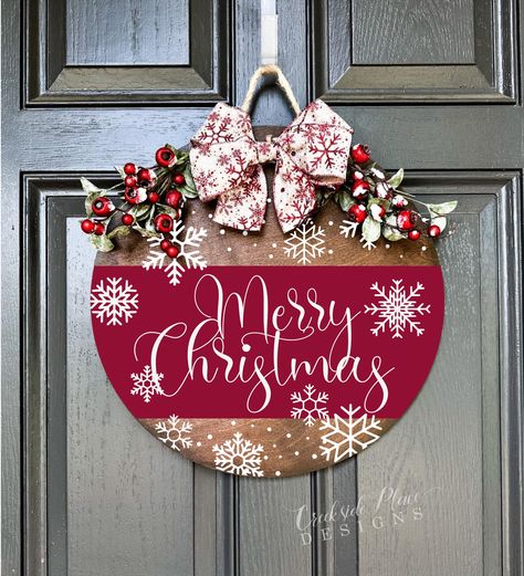 18"  Round Door Hanger - Merry Christmas with Snowflakes (available in several colors) | Creekside Place Designs Cricut Circle Signs, Cricut Round Wood Signs Christmas, Christmas Circle Door Hanger, Round Christmas Door Hanger Diy, Christmas Diy Door Hangers, Christmas Wooden Door Signs, Wood Round Christmas Sign, Round Holiday Signs, Wooden Door Hangers Christmas