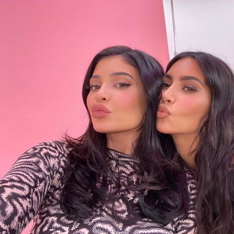 kylie jenner kim kardashian selfie Kim Kardashian Selfie, Kim And Kylie, Kim Kardashian Kylie Jenner, Kylie Nails, Look Kylie Jenner, Kylie Baby, Pretty Makeup Looks, Jenner Sisters, Kylie Cosmetic