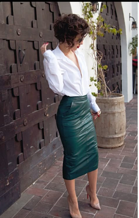 Love! Green Leather Pencil Skirt, Green Leather Skirt, Rok Outfit, Skirt Diy, Rock Outfit, Leather Pencil Skirt, Pencil Skirts, Looks Chic, Green Skirt