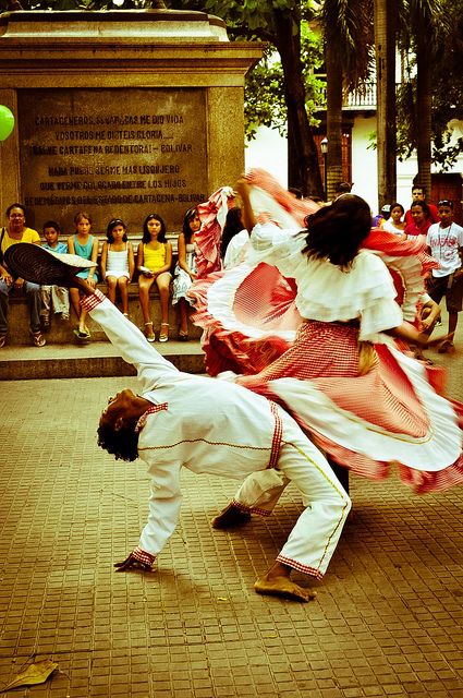 Quieres Viajar a #Cartagena #DestinoFavorito en #EasyFly. Conoce más en www.easyfly.com.co/Vuelos/Tiquetes/vuelos-desde-cartagena - Double click on the photo to get a #travel itinerary to #Cartagena o at www.guidora.com Cumbia Dancing, Cumbia Dance, Cartagena Columbia, Colombian Culture, Style Dance, World Dance, Dance Movement, Shall We Dance, People Dancing