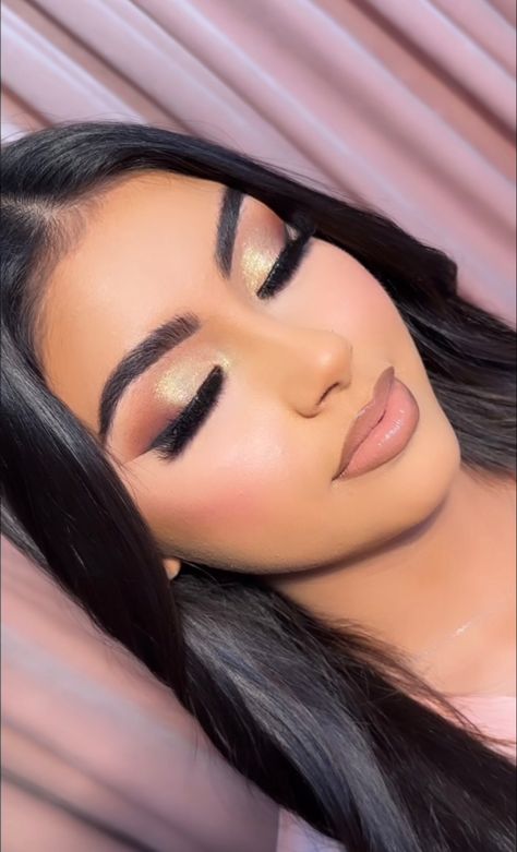 Full Glam Quince Makeup, 15 Birthday Makeup Ideas, Quince Makeup Looks Pink And Gold, Graduation Makeup Looks, Black Quince Makeup Looks, Makeup Ideas For Graduation, Buchona Makeup Looks, Prom Makeup Full Face, Graduation Makeup Morena