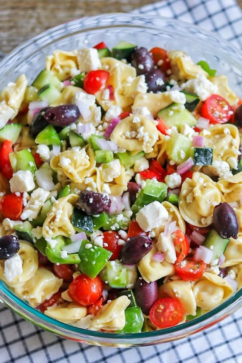 Mediterranean Tortellini Recipes, Chicken Tortellini Salad Cold, Cold Cheese Tortellini Pasta Salad, Pasta Greek Salad, Cold Tortellini Pasta Salad, Pasta Salad Greek, Greek Tortellini Pasta Salad, Pasta Salad Ideas, Greek Tortellini