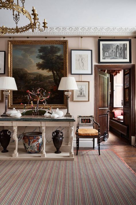 Leading into the family room, the front hall has a chandelier from a local antique shop and a carpet from [link url="https://www.rogeroates.com/"]Roger Oates[/link]. Edward Bulmer, Queen Anne House, English Country House, Design Del Prodotto, Traditional Interior, Chic Home, New Wall, Queen Anne, Country Decor