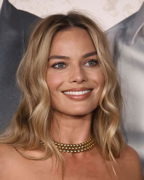 margot robbie beauty evolution Margot Robbie Hair Red Carpet, Margot Robbie Red Carpet Looks, Margo Robbie Blonde, Margot Robbie Ponytail, Brunettes With Blonde Hair, Margot Robbie Natural Hair, Margo Robbie Haircut, Margot Robbie Lip Filler, Rosie Huntington Whiteley Hair Short