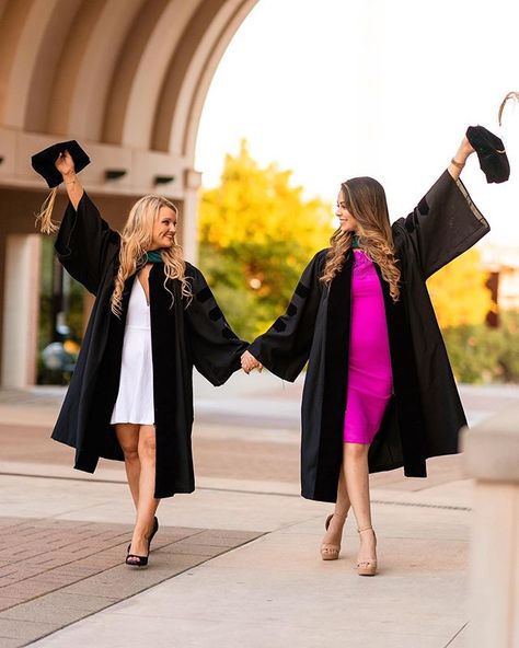 Classy Graduation Dress, Convocation Photography, Graduation Dress Ideas, Graduation Pose, Cap And Gown Pictures, Nursing Graduation Pictures, College Graduation Photoshoot, College Graduation Pictures Poses, Grad Photography