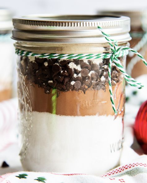 Diy Brownie Mix Recipes, How To Make A Brownie Mix Better, Mason Jar Brownie Mix Recipe, Brownie Mix In A Jar, Brownie Mix In A Jar Recipe, Homemade Brownie Mix In A Jar, Brownie In A Jar Recipe Gift, Diy Brownies, Homemade Brownie Mix