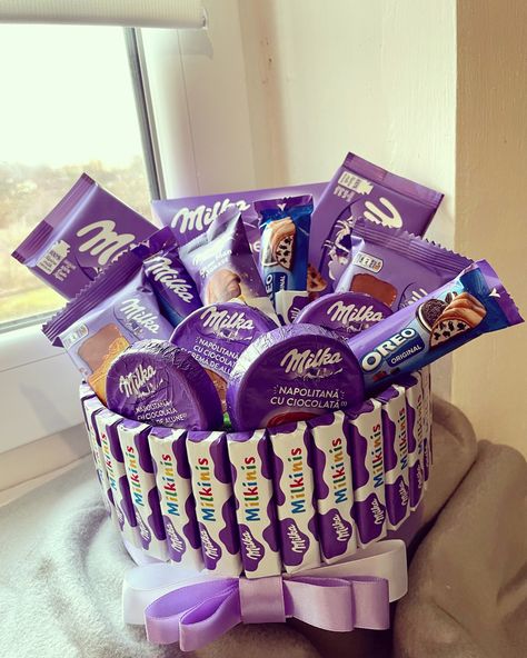 Milka Chocolate, Chocolate Gifts Basket, Diy Birthday Gifts For Friends, Diy Gift Set, Bf Gifts, Candy Art, Easy Diy Gifts, Chocolate Bouquet, Homecoming Proposal Ideas