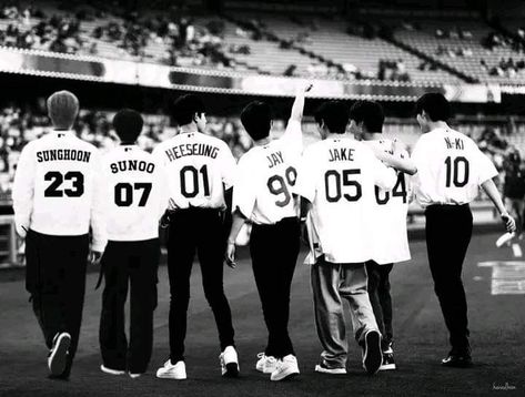 Enhypen Group Photo Laptop Wallpaper, Enhypen Profile Picture Ot7, Enhypen Group Photo Black And White, Black And White Pc Wallpaper, Enhypen Header Twitter, Enhypen Wallpaper Laptop, Enhypen Group Photo, Cool Kpop Wallpapers, Twitter Cover Photo