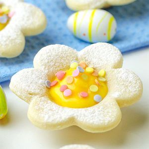 Easter Mini Lemon Tarts - Featured Image Easter Cupcakes Recipes, Easter Lemon Desserts, Cute Easter Dessert Ideas, Easter Tarts, Fancy Easter Desserts, Mini Easter Desserts, Fun Easter Desserts, Easter Desserts Ideas, Flower Tarts