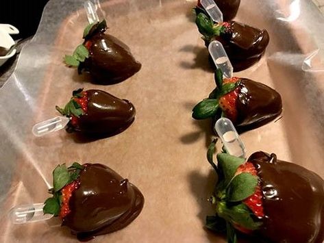 Alcohol Infused Chocolate, Infused Strawberries, Infused Chocolate, Chocolate Covered Strawberry Recipe, Alcoholic Desserts, Boozy Desserts, Infused Vodka, Chocolate Fruit, Strawberry Dip