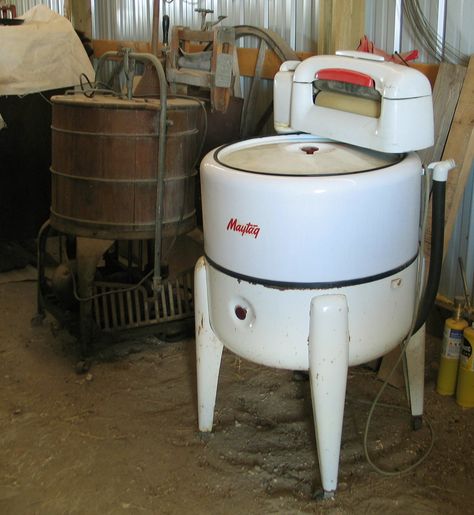 Old Ringer washing machine, we had one when I was a kid, back then it was a step up from washing on the board. I wish I had one that still worked now. I am looking for one. Vintage Washing Machine, Wringer Washer, Old Washing Machine, Vintage Appliances, Vintage Laundry, Vintage Memory, Sweet Memories, The Good Old Days, Vintage Toys