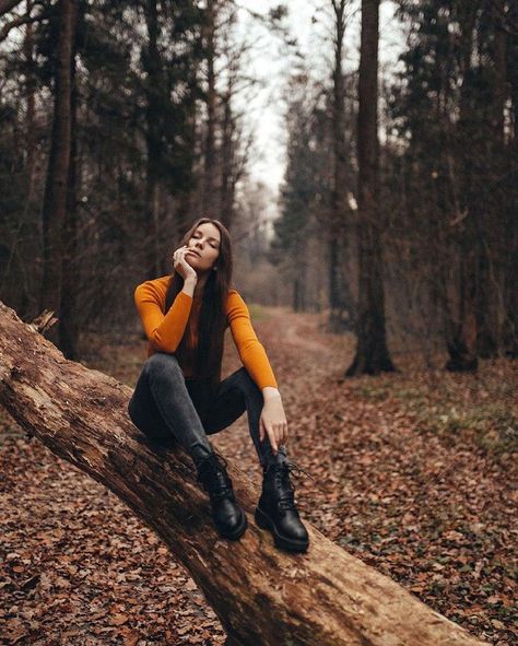 Autumn Photography Portrait, Portret Feminin, Outdoor Portrait Photography, Hiking Outfits, Fall Portraits, Pose Fotografi, Self Portrait Photography, Photoshoot Idea, Foto Tips