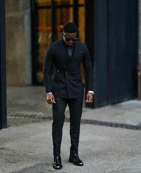 Best Shoes For Suits Men, Hoco Suit Ideas, Mens Lawyer Fashion, Mobster Outfits Men, Prom Suit Ideas For Black Men, Black Man In Suit Classy, Black Suit Men Formal Classy, Black Tie Attire Men, All Black Suit Men