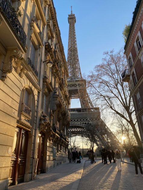 Paris Golden Hour, Paris France Aesthetic, Aesthetic Trip, Photo Tiktok, Paris Sunset, Paris France Eiffel Tower, Golden Hour Sunset, France Aesthetic, Paris Vibes