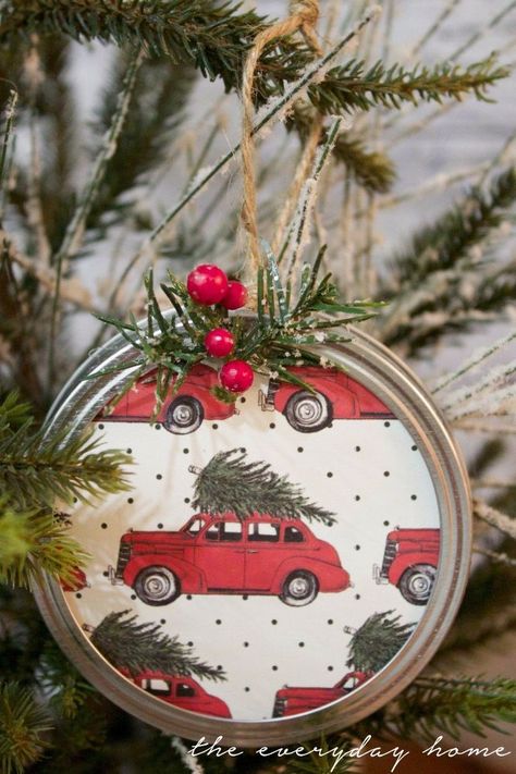 DIY Mason Jar Lid Christmas Ornaments Mason Jar Lids Ornaments, Sewing Christmas, Mason Jar Lid, Diy Mason Jar, Rustic Christmas Ornaments, Friends Diy, Mason Jar Crafts Diy, Christmas Ornaments Homemade, Mason Jar Diy