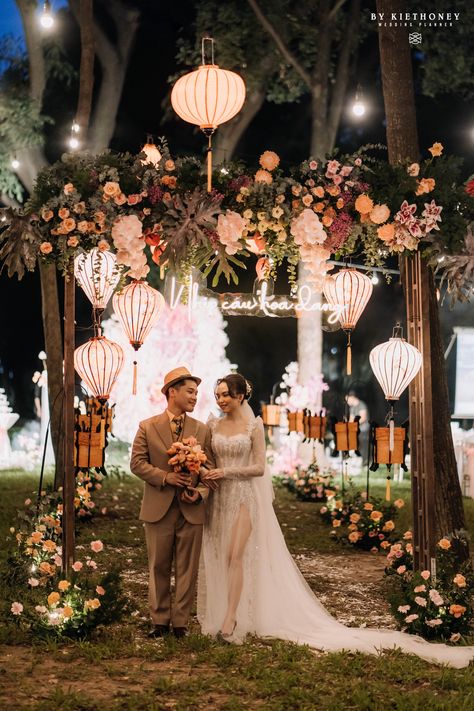 Concept and Decorations: By Kiethoney Wedding Planner #bykiethoneyweddingplanner #weddingdecoration #weddingplanner #vietnamweddingplanner #saigonwedding Vietnam Wedding, Vietnamese Wedding, August Wedding, Wedding 2025, Wedding Hall, Chinese Wedding, Sunflower Wedding, Dreamy Wedding, The Groom