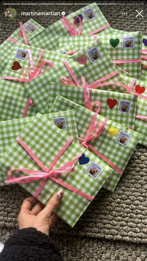 Gift Wrapping Inspiration, Pen Pal Letters, Gift Inspo, Snail Mail, Cute Crafts, A Thing, Craft Gifts, Cute Gifts, Diy Gift