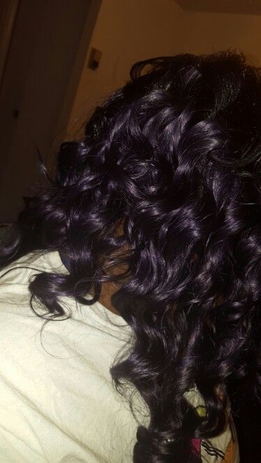 I love this color black\purple Dark Purple Hair Curly, Purple Highlights Curly Hair, Dark Purple Curly Hair, Purple Hair Curly, Black Hair Purple Highlights, Curly Purple Hair, Purple Highlights Brown Hair, Purple Black Hair, Round Layers