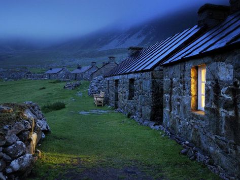 Scottish countryside St Kilda Scotland, Scotland Wallpaper, Landscape Wallpapers, Stone Cottages, Ancient Village, St Kilda, Voyage Europe, Old Stone, Stone Houses