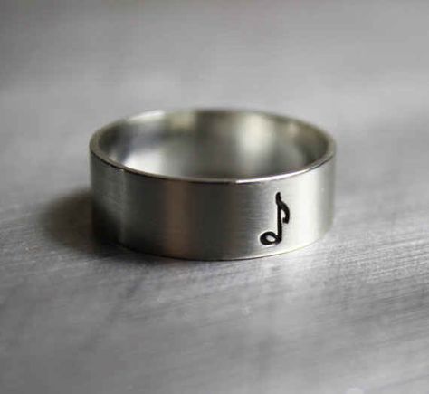 Este lindo anillo con una corchea ($27). Music Inspired Jewelry, Music Note Jewelry, Music Note Ring, Music Rings, Jennifer Wood, Musical Jewelry, Engraved Ring, Music Jewelry, Gold Sun