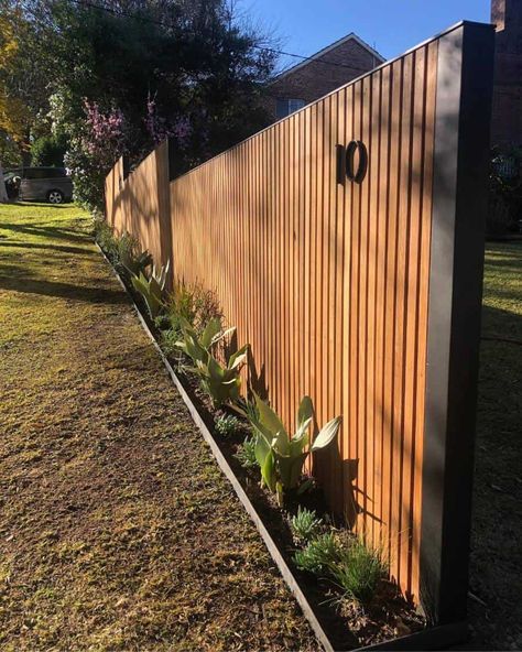 The 80 Best Wood Fence Ideas - Landscaping Inspiration - Next Luxury Wooden Fence Ideas, Modern Wood Fence, Wood Privacy Fence, Wood Fence Design, House Fence Design, Modern Fence Design, Brick Fence, Timber Fencing, Landscaping Inspiration