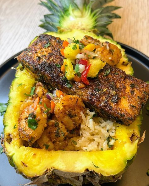 🍍🌿Pineapple Bowl🍍🌿 Filled with Blackened Salmon & Shrimp, topped with a Pineapple Salsa and Cilantro Lime Rice. #freestyle #foodstagram #foodphotography Pescatarian Bowls, Pineapple Rice Bowl, Pineapple Bowls, Pineapple Salmon, Thai Salmon, Cozy Food, Pineapple Shrimp, Pineapple Rice, Bowls Recipes