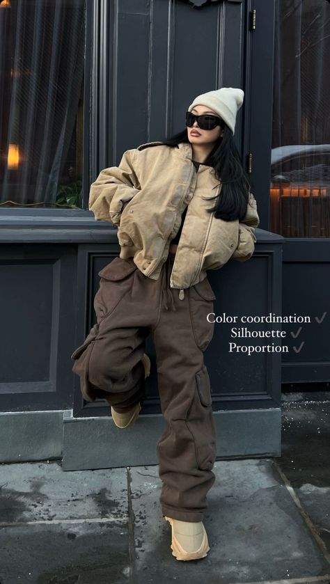 Hoodie Streetwear Outfit Women, Khaki Windbreaker Outfit, Winter Outfits Aesthetic Streetwear, Winter Fashion Streetwear, Winter Hip Hop Outfits, Masc Women Aesthetic Street Styles, Streetwear Winter Women, Korean Streetwear Women, Autumn Outfits Streetwear