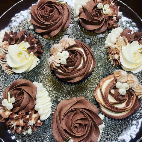 Chocolate Ganache Cupcakes Decoration, Chocolate Cupcake Ideas Creative, Chocolate Frosting Cupcakes Decoration, Chocolate Buttercream Decorating Ideas, Chocolate Frosted Cupcakes Decoration, Cupcakes Decoration Chocolate, Chocolate Icing Cupcakes Decoration, Brown Cupcakes Decoration, Chocolate Decorated Cupcakes