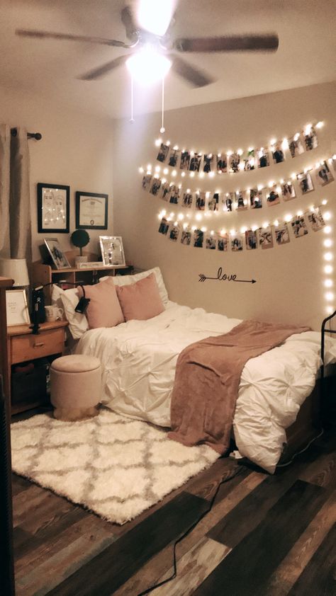 Cute Aesthetic Room Ideas Minimalist, Room Ideas Bedroom Cozy Simple, Bedroom Ideas Black Decor, Bedroom Decor For Small Rooms For Teens, Room Ideas Aesthetic Farmhouse, Pinterest House Ideas, Different Types Of Bedroom Styles, Wood Floor For Bedroom, Cleaning Room Design