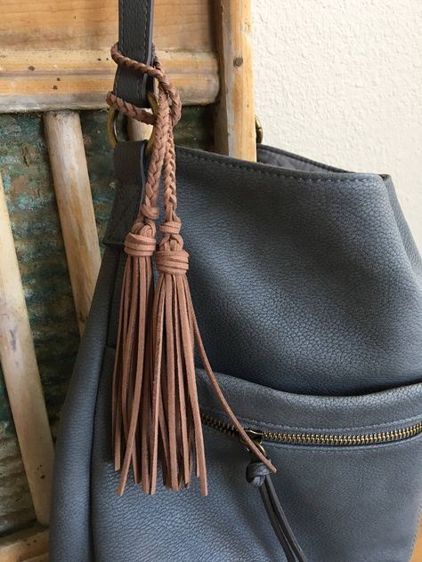 Purse Charms Diy, Diy En Cuir, Diy Leather Bag, Cheap Purses, Purse Hardware, Zipper Charms, Suede Tassel, Handbag Charms, Leather Projects