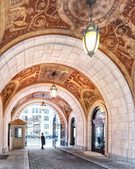 NYCgo on Instagram: “One of the grand arched entrances of The Belnord, a 1908 Italian Renaissance–style apartment building on New York's Upper West Side. 📷:…” Belnord Building, The Belnord, Upper West Side Apartment, Dubai Skyscraper, Autumn In New York, Upper West Side, Beautiful Apartments, Long Island City, Structure Architecture