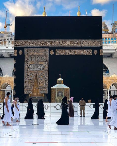 Kaba Sharif, Mecca Mosque, Eerie Photos, Chicken Starter, Ka Bah, Mecca Kaaba, Starter Recipes, Haunting Photos, Conceptual Photo