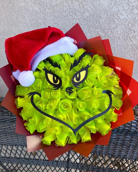 Grinch Bouquet Roses, Grinch Bouquet, Ramo Ideas, Ribbon Rose Bouquets, Ribbon Flowers Bouquet, Rosé Christmas, Money Bouquet, Christmas Bouquet, Ribbon Roses