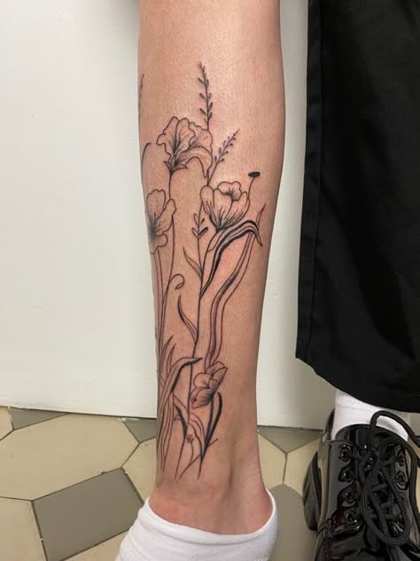 Tattoo Aesthetics, Flower Leg Tattoos, Tattoos Leg, Tattoo Planning, Tattoo Pierna, Shin Tattoo, Fern Tattoo, Random Tattoos, Tulip Tattoo