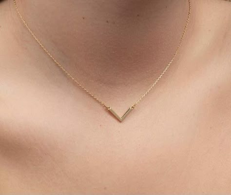 Minimalist Accessories Jewellery, Gold Neck Chain, Jewelry Necklace Simple, Gold Bracelets Stacked, Gold Minimalist Jewelry, Simple Gold Earrings, Neck Pieces Jewelry, Minimalist Necklace Gold, Minimalist Jewellery