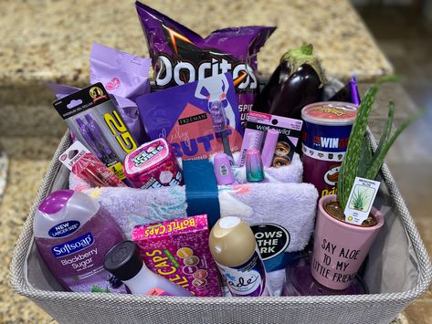 Lavender Color Gift Basket, Purple Color Party Basket, Purple Birthday Gift Baskets, Purple Snack Basket, Purple Themed Gift Basket, Purple Gift Basket Ideas, Purple Gift Basket, Color Picnic, Teen Easter Basket