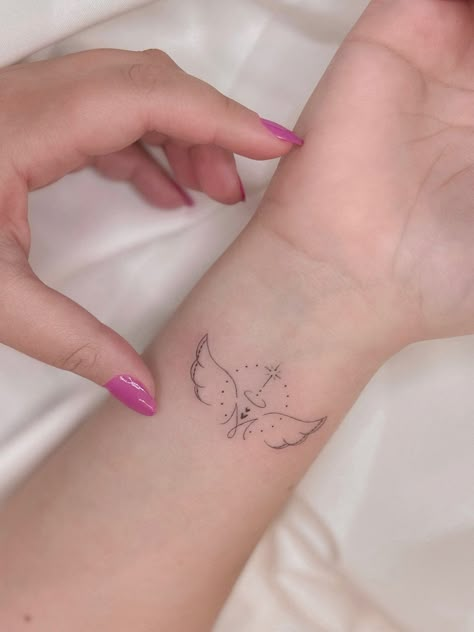 Tattoos For Loved Ones Who Passed, Small Remembrance Tattoos, Small Memorial Tattoos, Small Angel Tattoo, Rip Tattoos, Tattoos Photography, Angel Tattoo For Women, Remembrance Tattoos, Wing Tattoo Designs